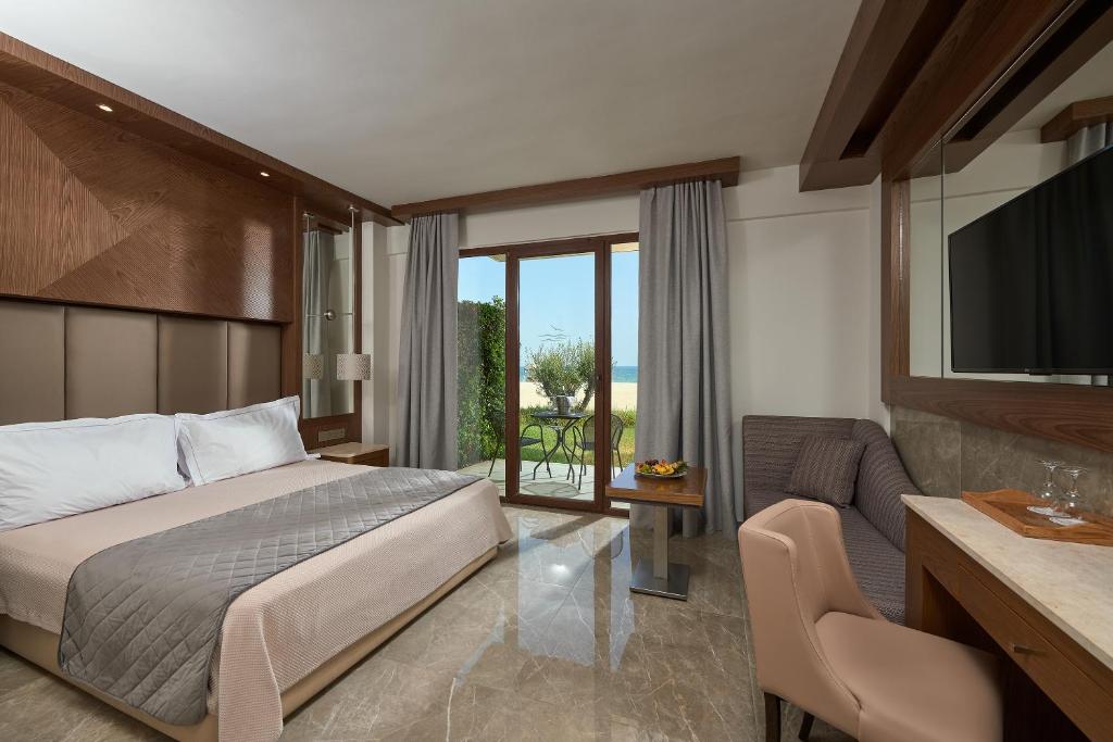 Postel nebo postele na pokoji v ubytování Mediterranean Village Hotel & Spa