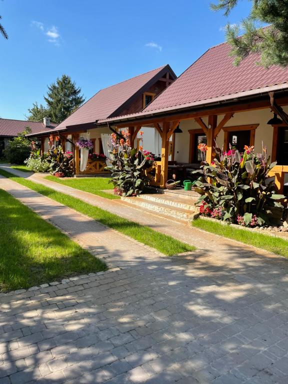 uma casa com um caminho ao lado de um edifício em Domek Siedlisko Poleski Zakątek em Sosnowica
