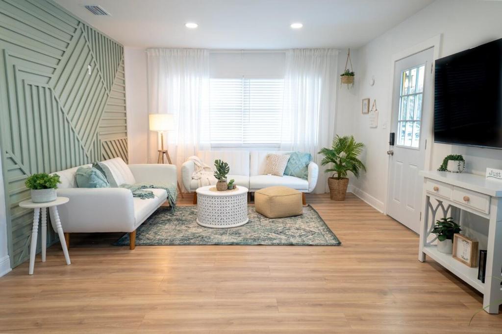 a living room with a couch and a tv at Luxury &stylish Home Near Ybor Dt Central Location in Tampa