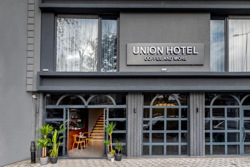 Union Hotel Karaköy في إسطنبول: مدخل لفندق عليه لافته مكتوب عليها فندق الاتحاد