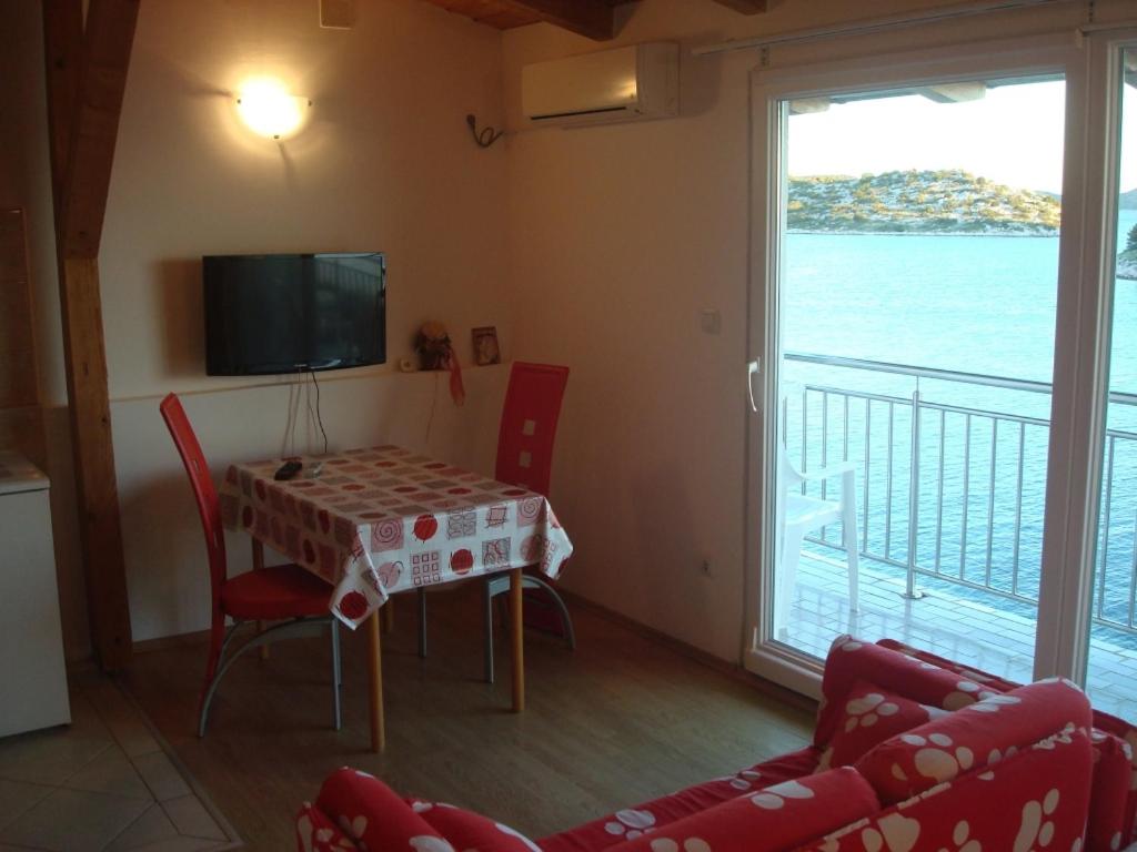 TV a/nebo společenská místnost v ubytování Studio apartment in Tribunj with sea view, balcony, air conditioning, WiFi 68-1