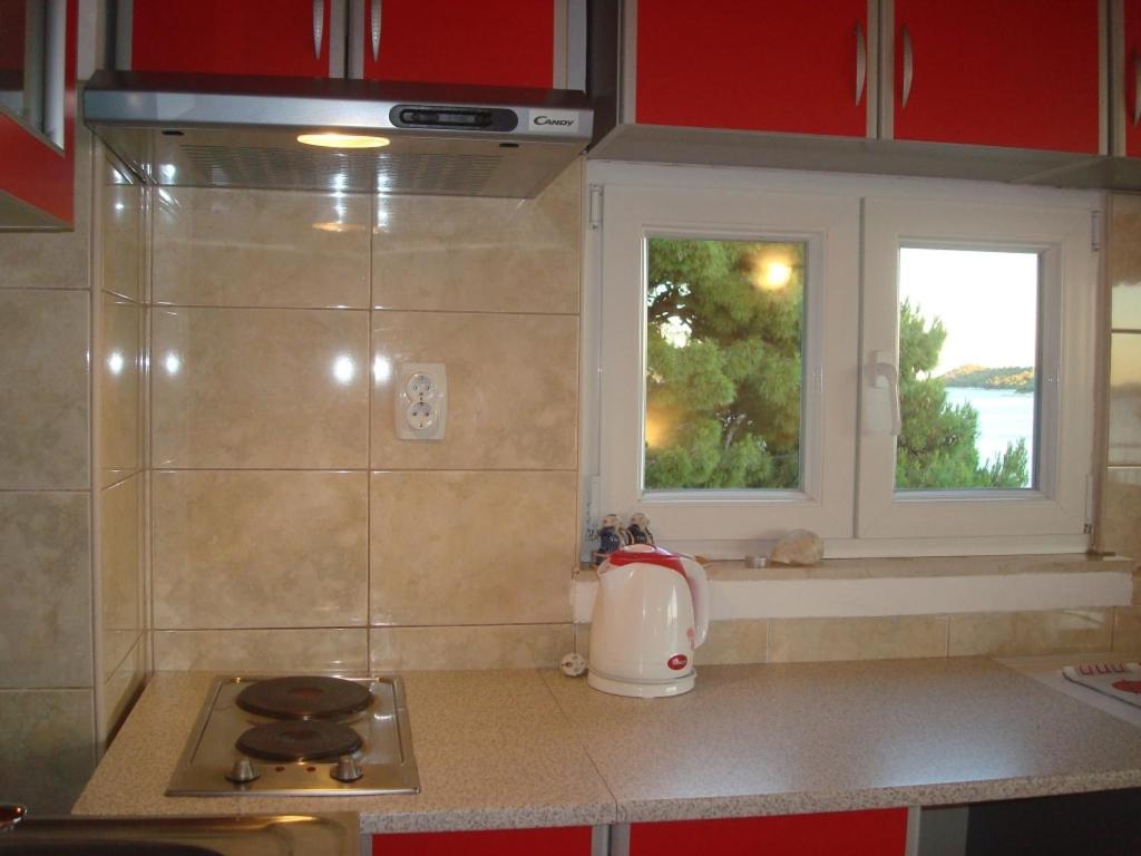 Kuchyň nebo kuchyňský kout v ubytování Studio apartment in Tribunj with sea view, balcony, air conditioning, WiFi 68-1