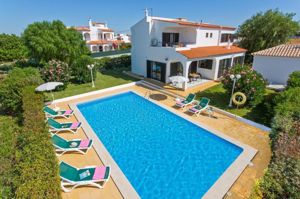 een luchtzicht op een villa met een zwembad bij Villa Jorge by Villa Plus in Albufeira