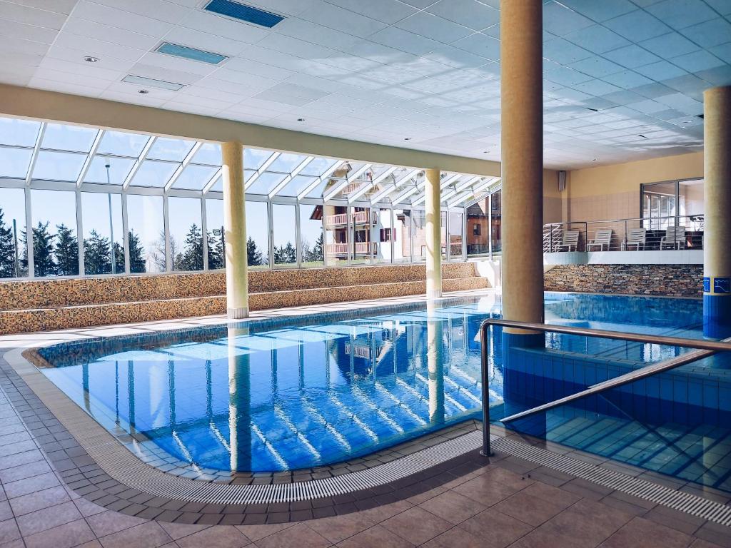 Bassein majutusasutuses Pohorje Village Wellbeing Resort - Forest Hotel Videc või selle lähedal