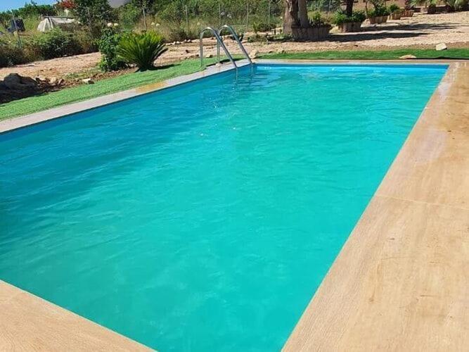 Bazén v ubytování Belvilla by OYO Apartamento Loft Sorrapa nebo v jeho okolí