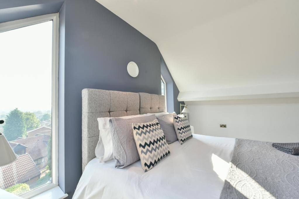 Un dormitorio con una cama y una ventana grande. en Spacious 4 Bedroom, 2 bathroom House, en Pontefract