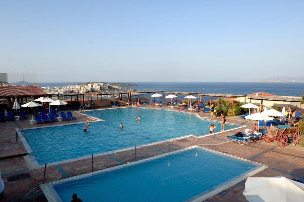 Бассейн в Miramare Resort & Spa или поблизости