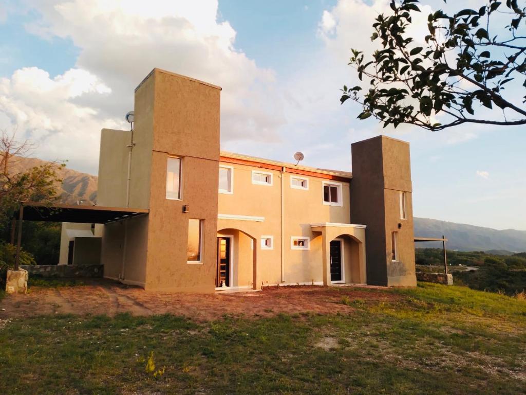 una casa en la cima de una colina en Mirador Merlo en Merlo