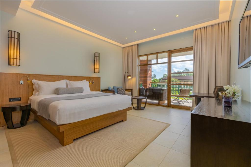Postel nebo postele na pokoji v ubytování Savoy Seychelles Resort & Spa
