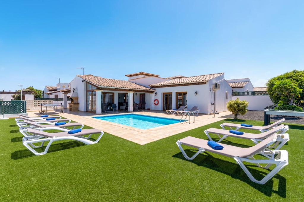 The swimming pool at or close to Villa Jardin Canario by Villa Plus