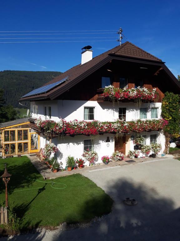 a house with flowers on the side of it at Boabauer in Tamsweg