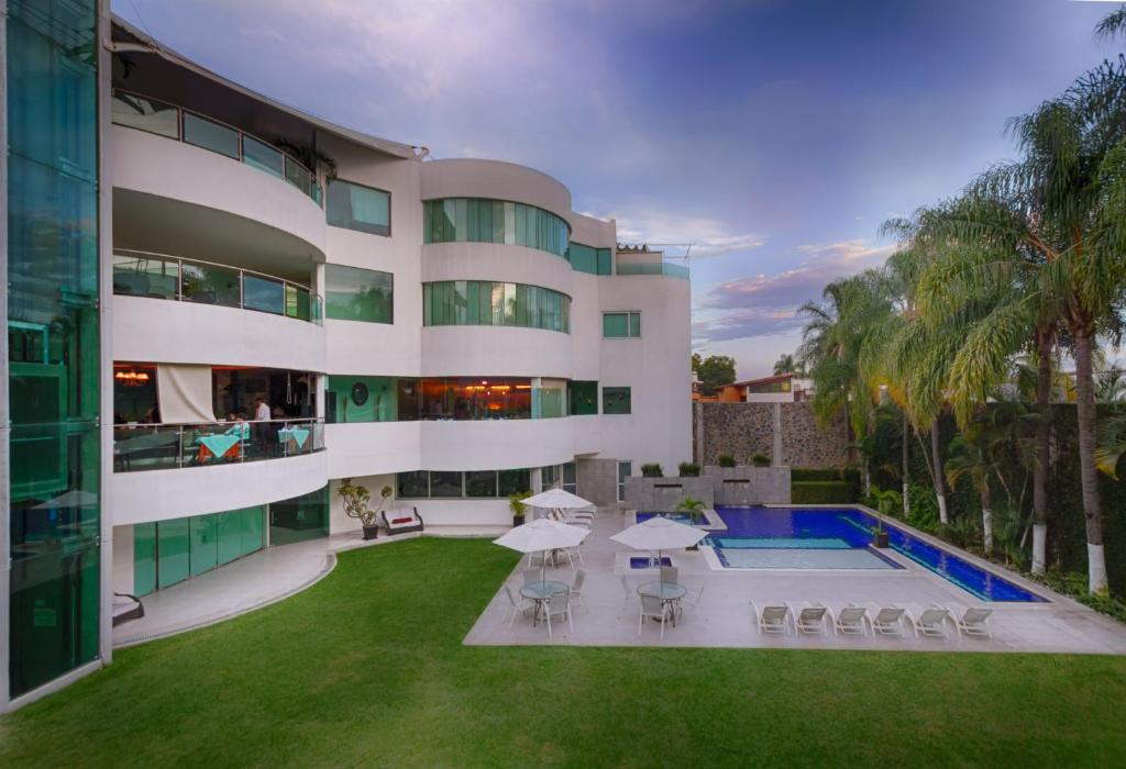 an exterior view of a building with a swimming pool at Hotel Rio 1300 in Cuernavaca