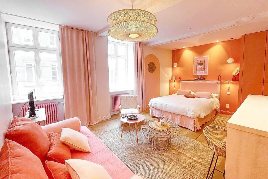 een slaapkamer met een bed en een woonkamer bij Appartement Dunes - Plage 50m - Rue gratuite in Saint-Malo