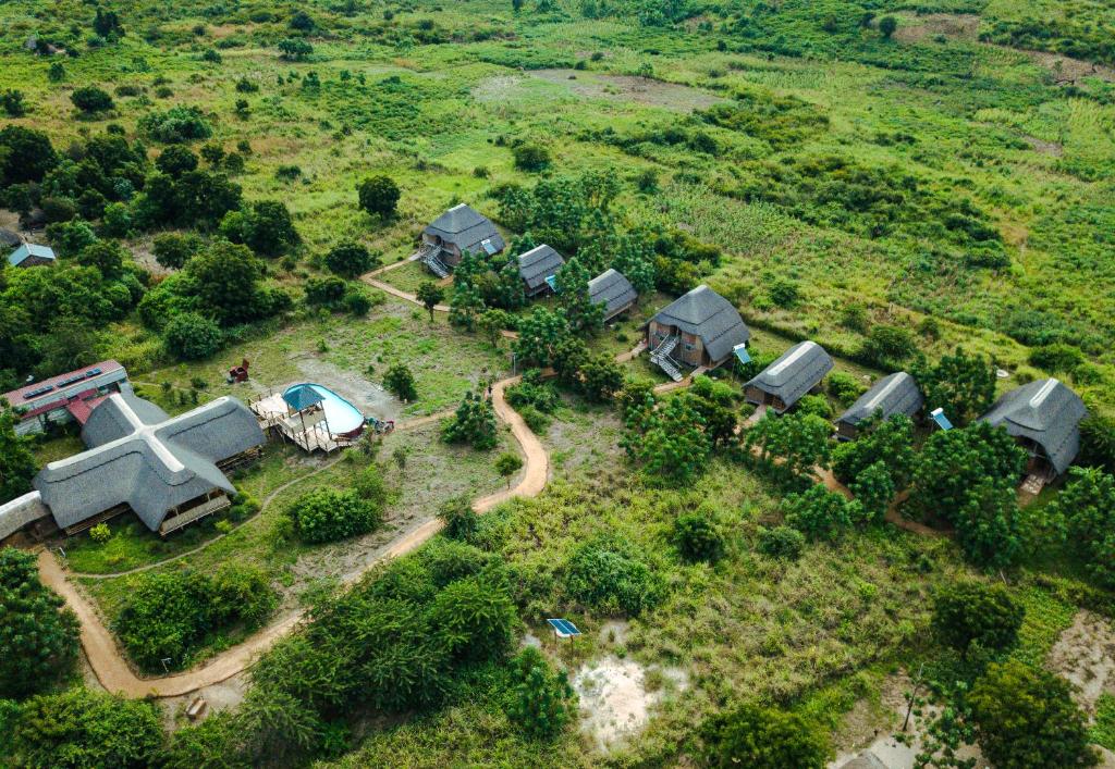 einen Luftblick auf ein kleines Haus und einen Bauernhof in der Unterkunft NKUNDWA NILE VIEW LODGE in Wanseko