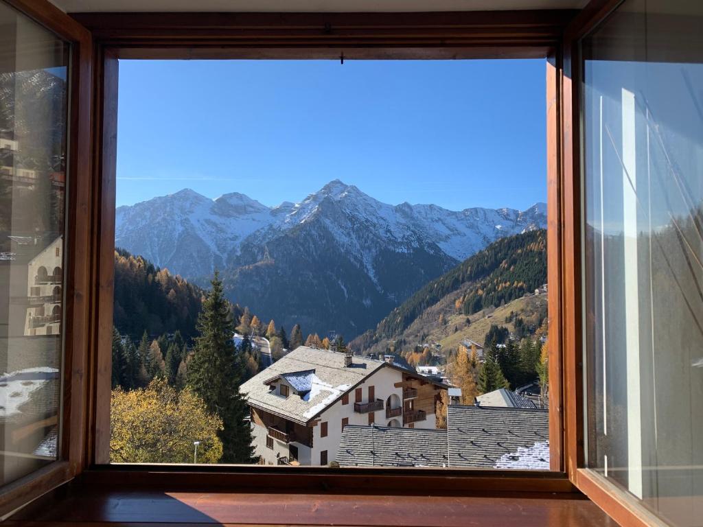 a window with a view of a mountain at Chez Nous in Foppolo