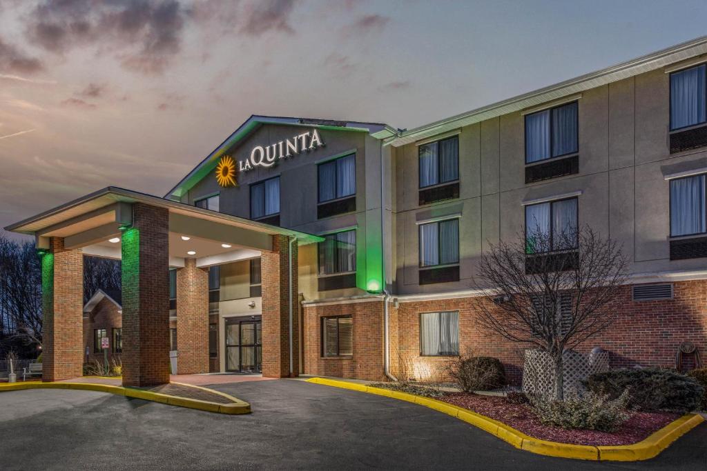 a rendering of a hotel at night at La Quinta by Wyndham Norwich-Plainfield-Casino in Plainfield