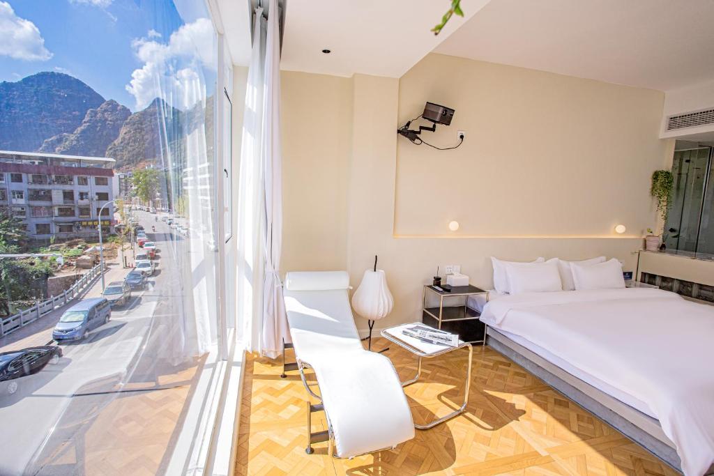 Nespecifikovaný výhled na hory nebo výhled na hory při pohledu z hotelu