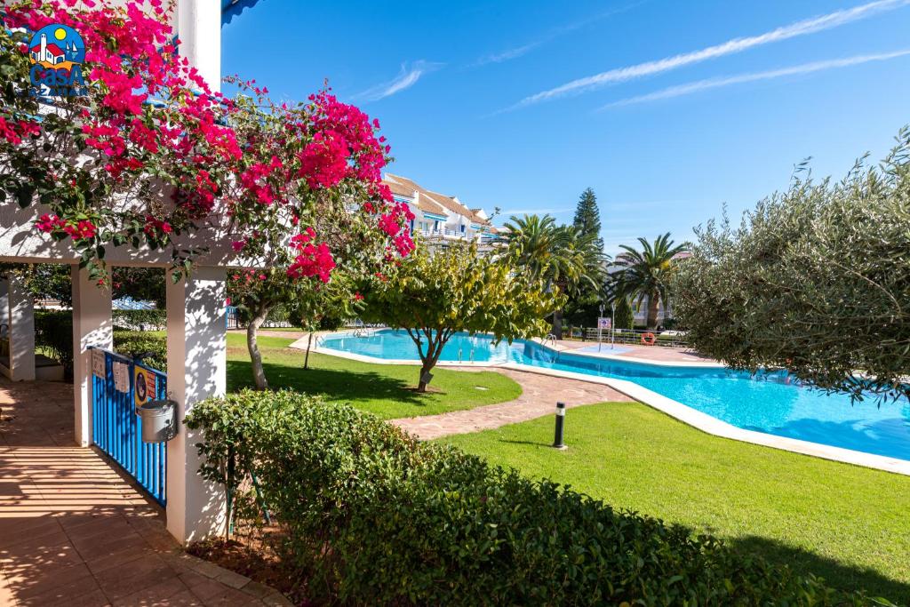 Bazén v ubytovaní Apartamentos Fuente Sol Casa Azahar alebo v jeho blízkosti
