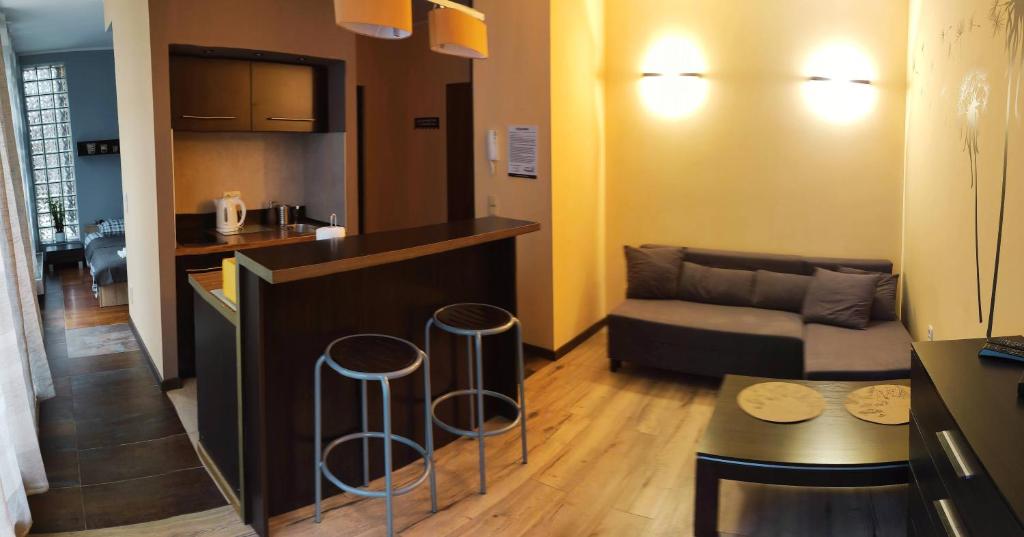 un piccolo soggiorno con divano e cucina di Apartament Przytulny ZETA-PARK a Ustroń