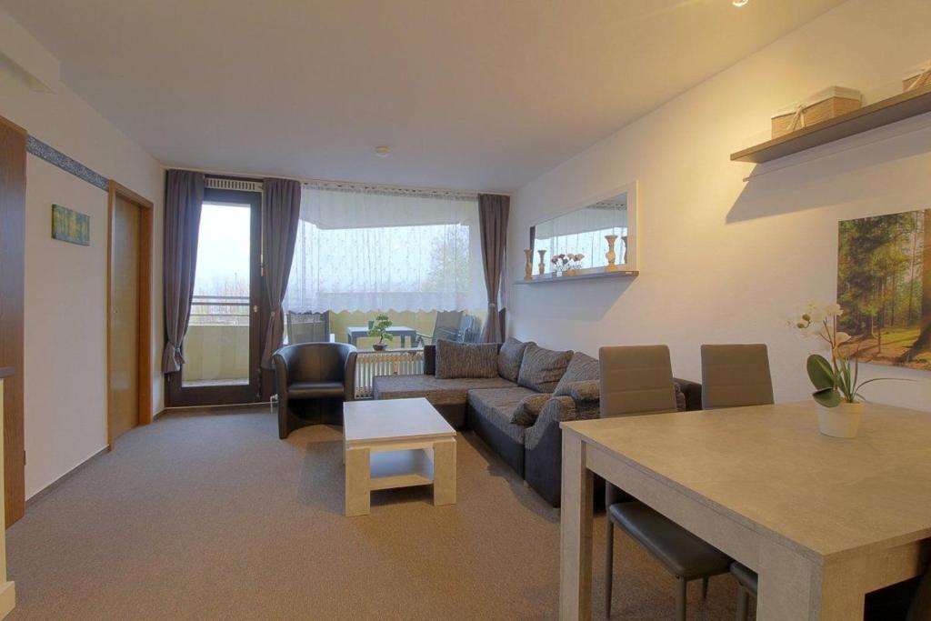 een woonkamer met een bank en een tafel bij Apartment 411 in Hohegeiß