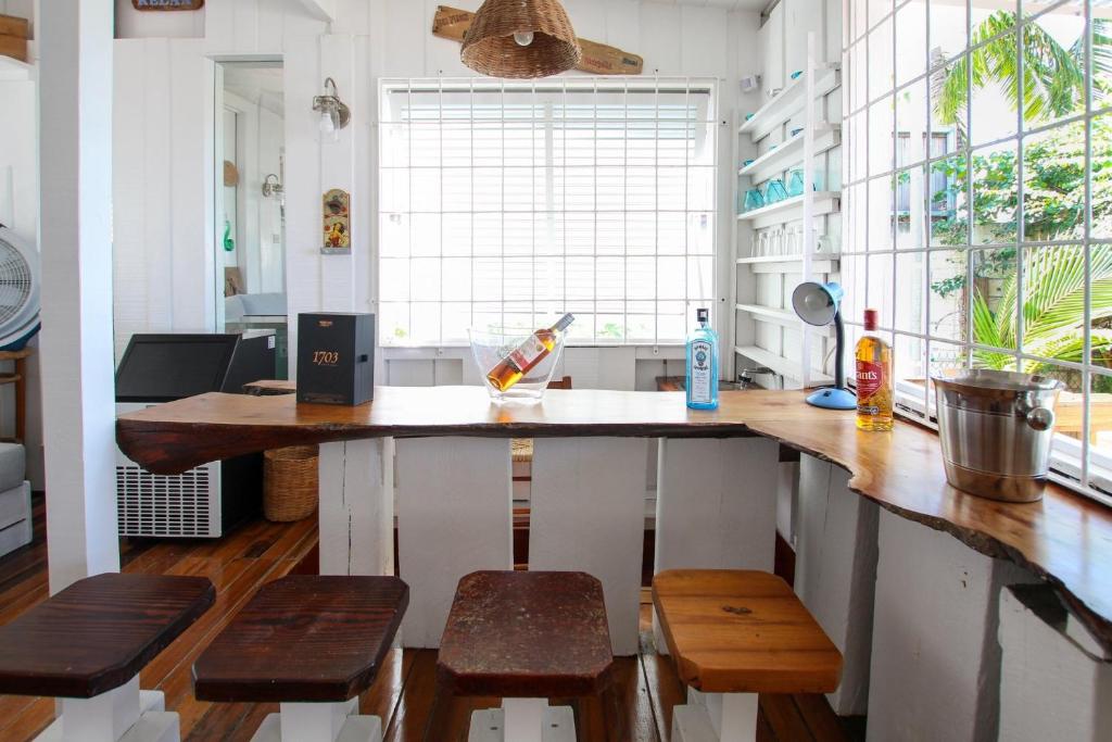 cocina con encimera grande con taburetes de madera en Chateau Monique by Bluescape, en Saint James