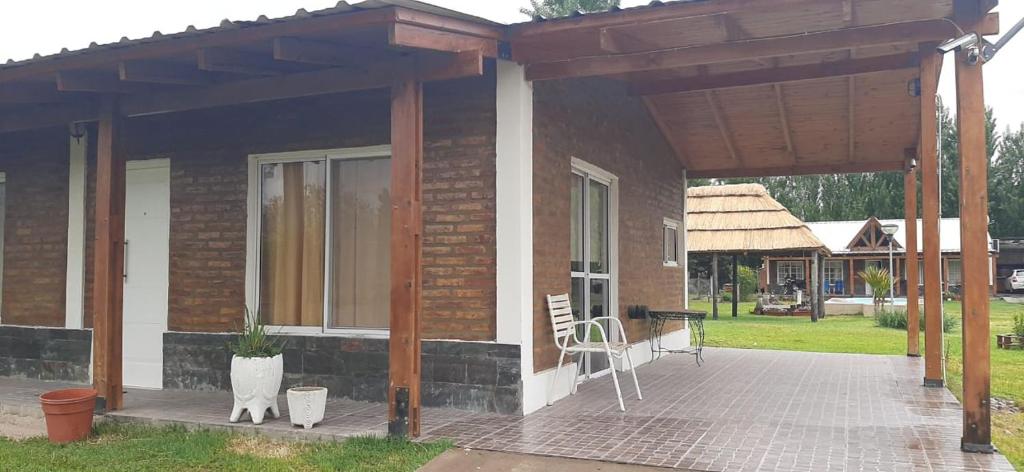 Casa de ladrillo con pabellón y patio en Cabaña Las Brisas en Plottier