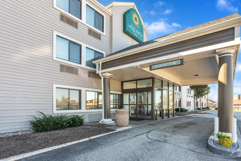 a hotel with a sign on the front of a building at La Quinta Inn by Wyndham Cleveland Independence in Independence