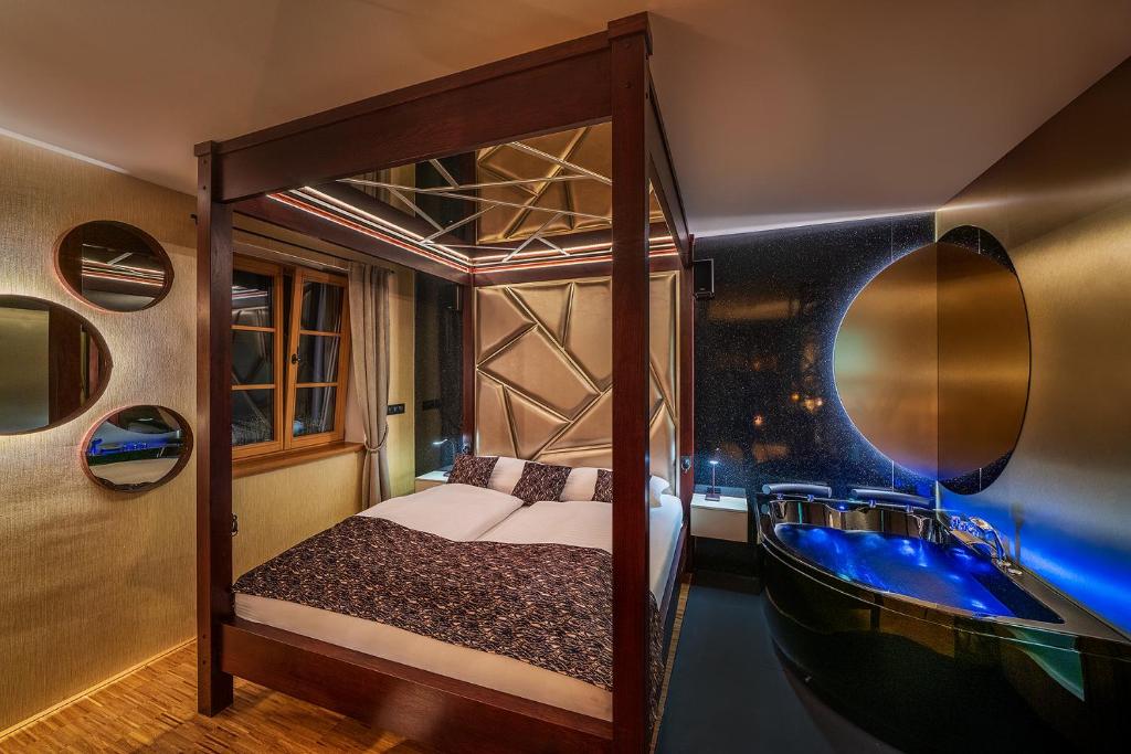 Postel nebo postele na pokoji v ubytování Hotel Bílý jednorožec