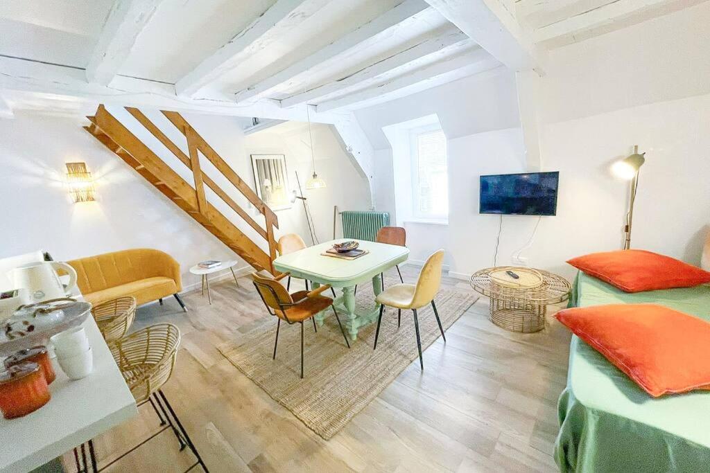 a room with two beds and a table and chairs at Appartement Moonrise - Plage 50m - Rue gratuite in Saint Malo