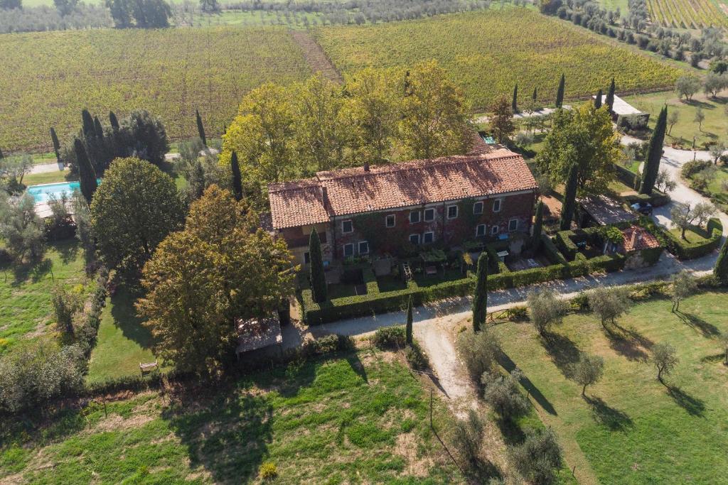 uma vista aérea de uma grande casa num campo em Villa la Roseta em Ponte di Masino