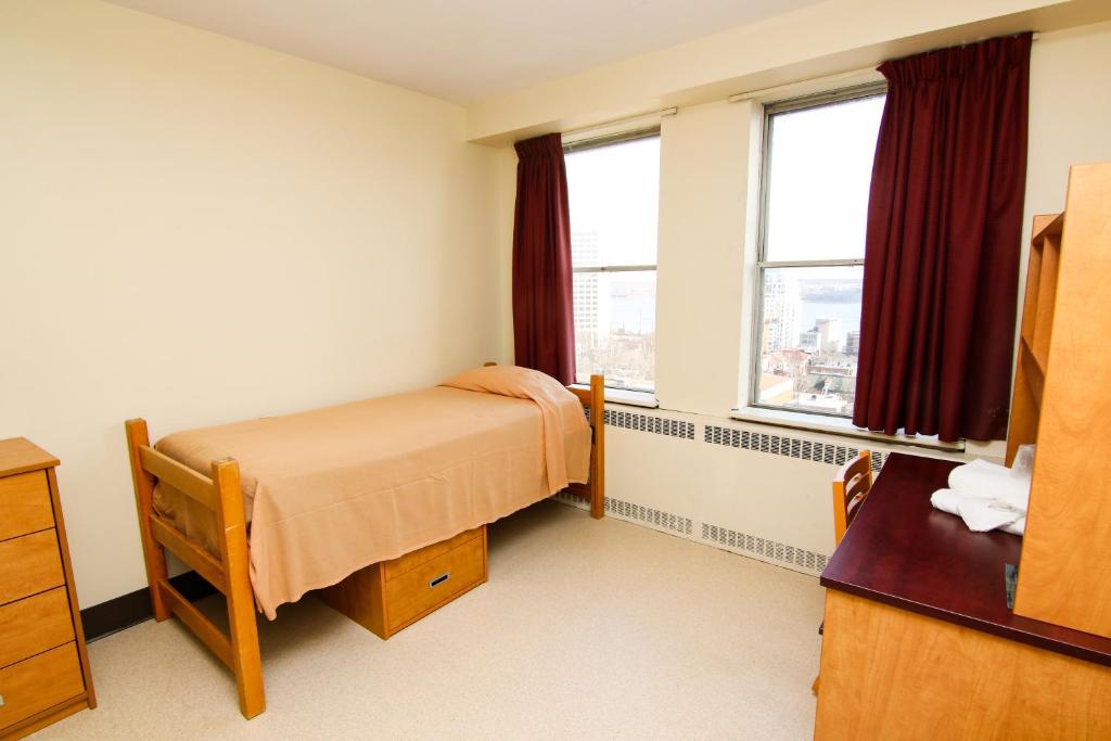 Postel nebo postele na pokoji v ubytování Dalhousie University