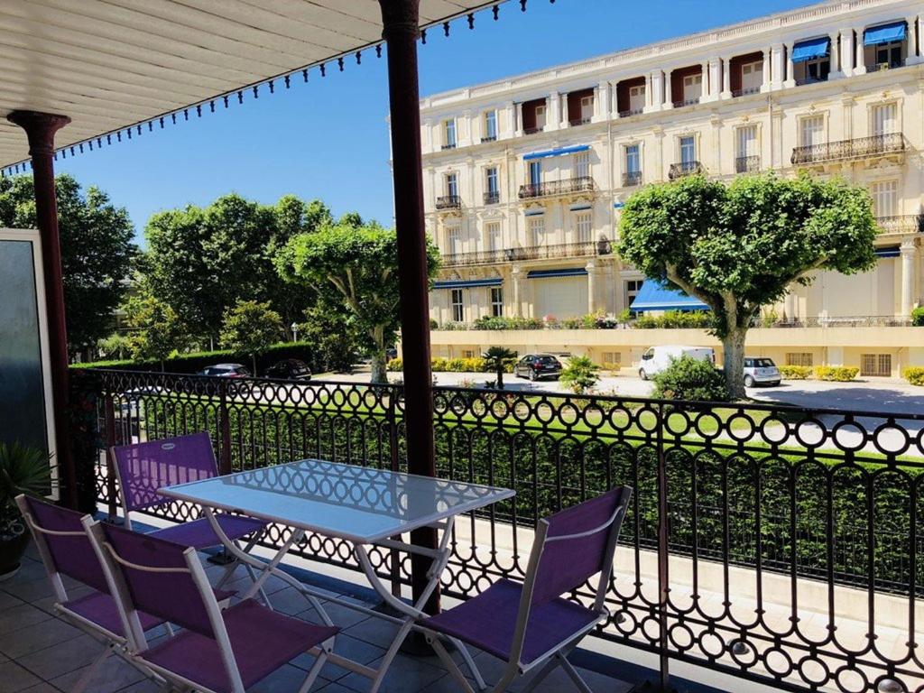 アルカションにあるAppartement Arcachon, 2 pièces, 4 personnes - FR-1-433-5のバルコニー(テーブル、椅子付)