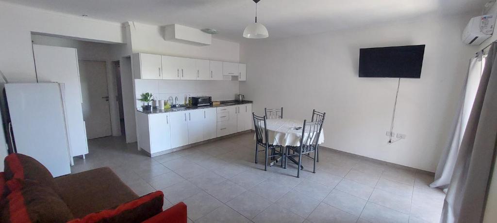 cocina y sala de estar con mesa y sillas. en El Cerezo en Mendoza