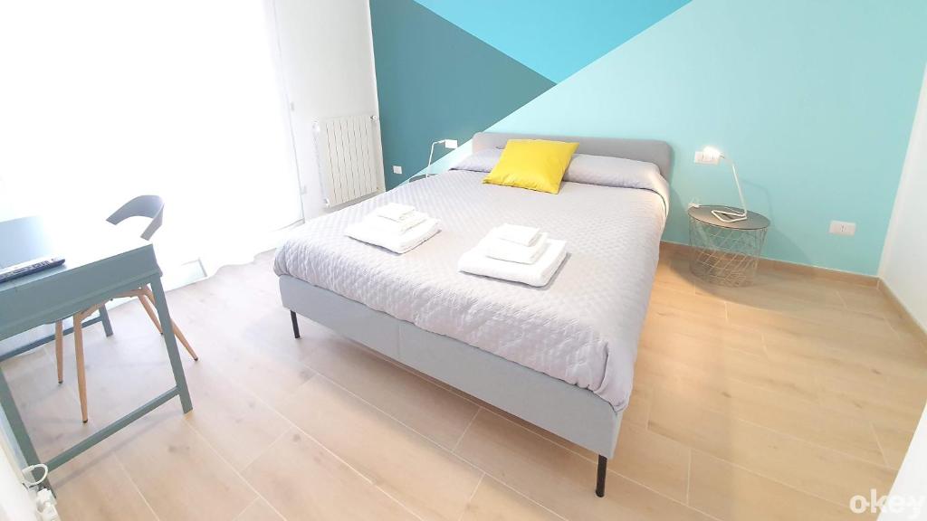 ein kleines Schlafzimmer mit einem Bett und einem Schreibtisch in der Unterkunft Blue Sky Rooftop Apartments - Bari Policlinico in Bari