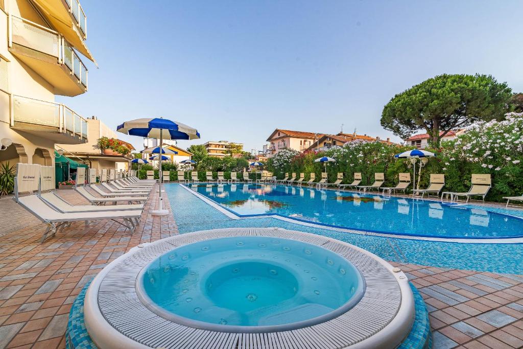 Bazén v ubytování Universal Hotel nebo v jeho okolí