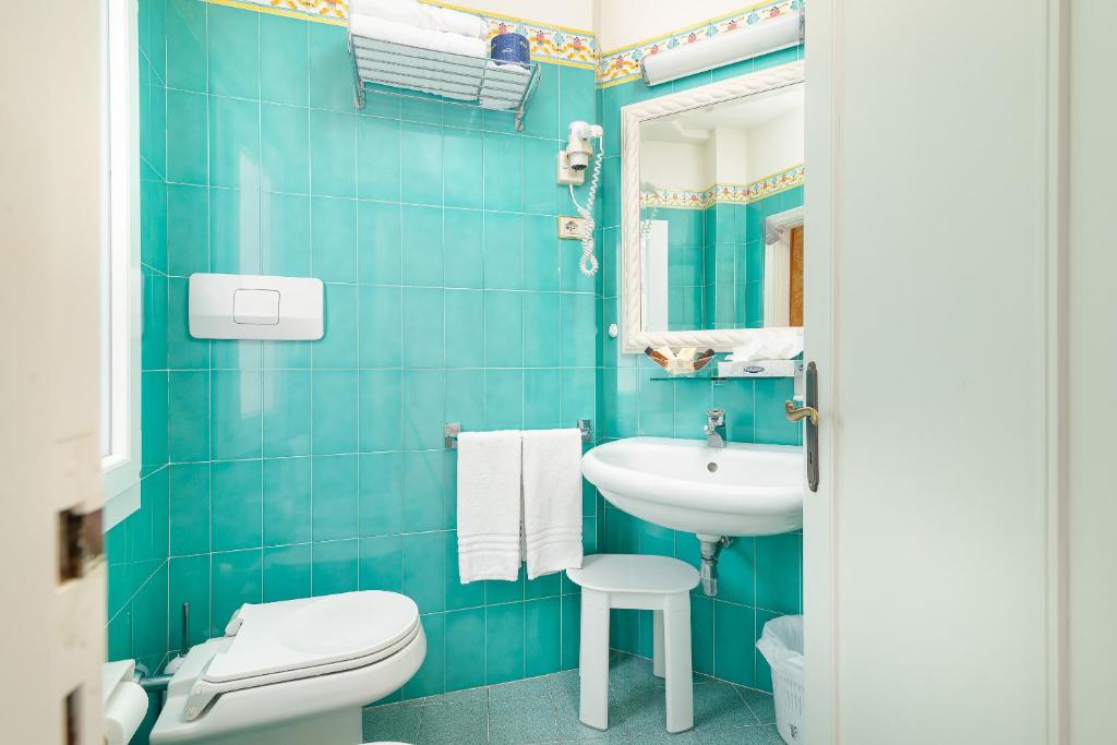 Koupelna v ubytování Universal Hotel