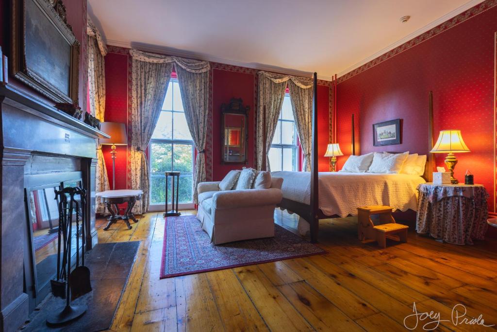 Una cama o camas en una habitación de Cromwell Manor Inn