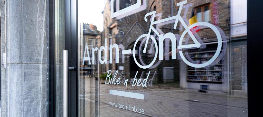 een bord in het venster van een winkel bij Ardn-bnb Bike n Bed in La-Roche-en-Ardenne