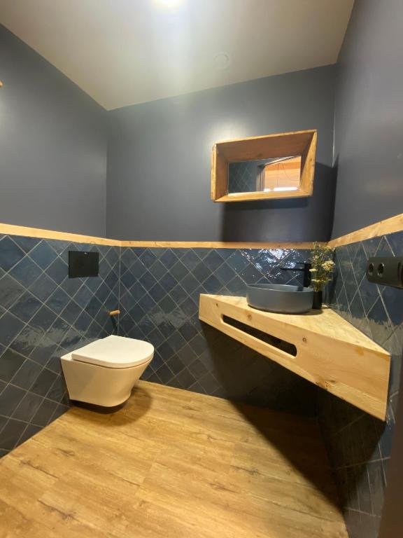 A bathroom at Casa amb jacuzzi privat, Cal Rossa