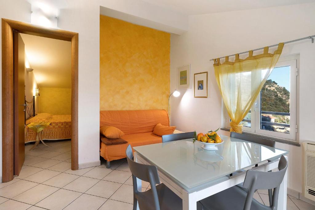 - un salon avec une table et un canapé dans l'établissement Casa Santi Appartamento Limone, à Giustenice