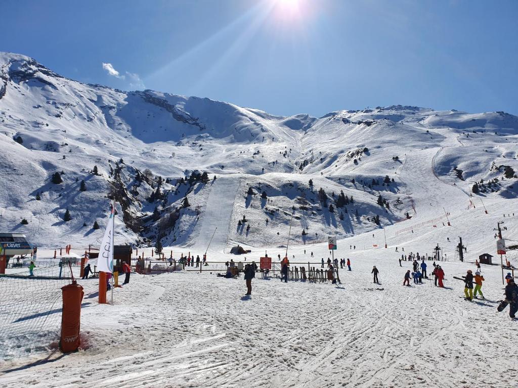 un grupo de personas en una pista de esquí cubierta de nieve en Rincón de Cerler, en Cerler