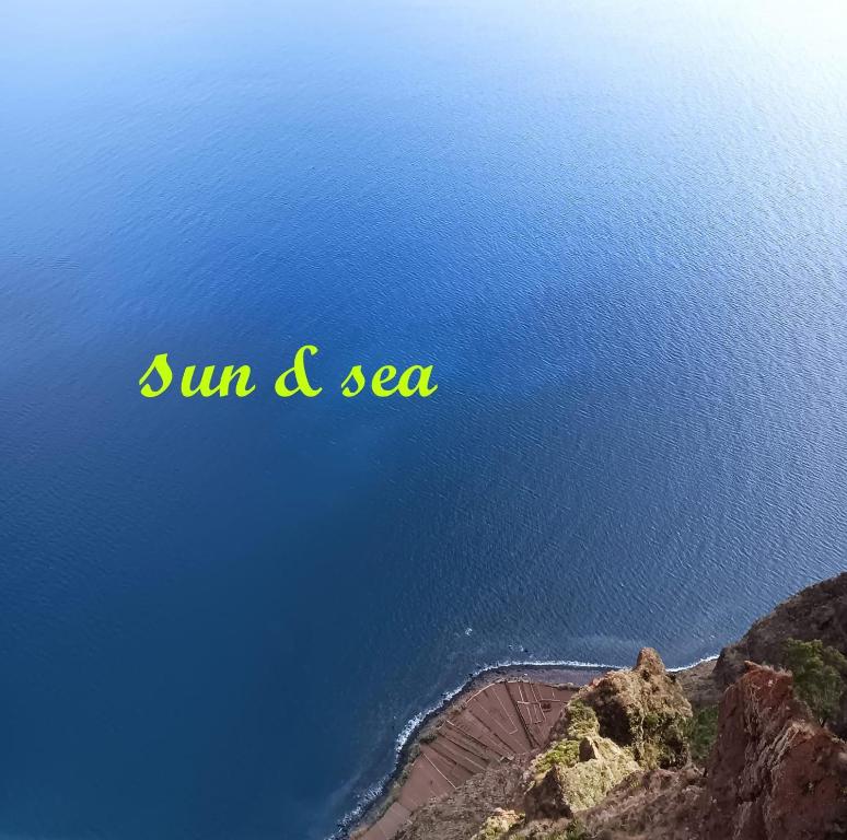 una vista aérea del océano con las palabras sol y mar en Sun Sea camping le Bosc en Saint-Cyprien
