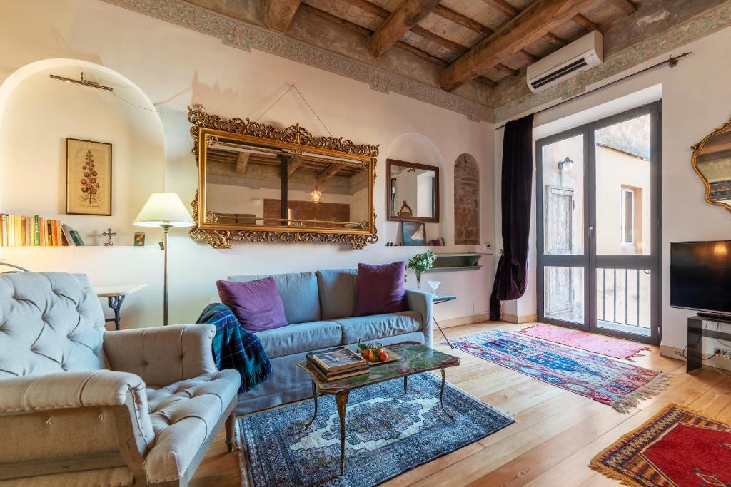 ローマにあるTrastevere Elegant Apartmentのリビングルーム(ソファ、テーブル付)
