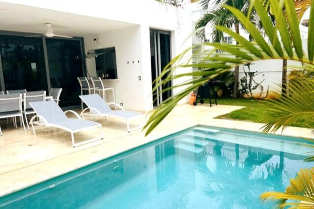 Bazén v ubytování 3 Bedroom Pool Villa 50M To The Beach nebo v jeho okolí