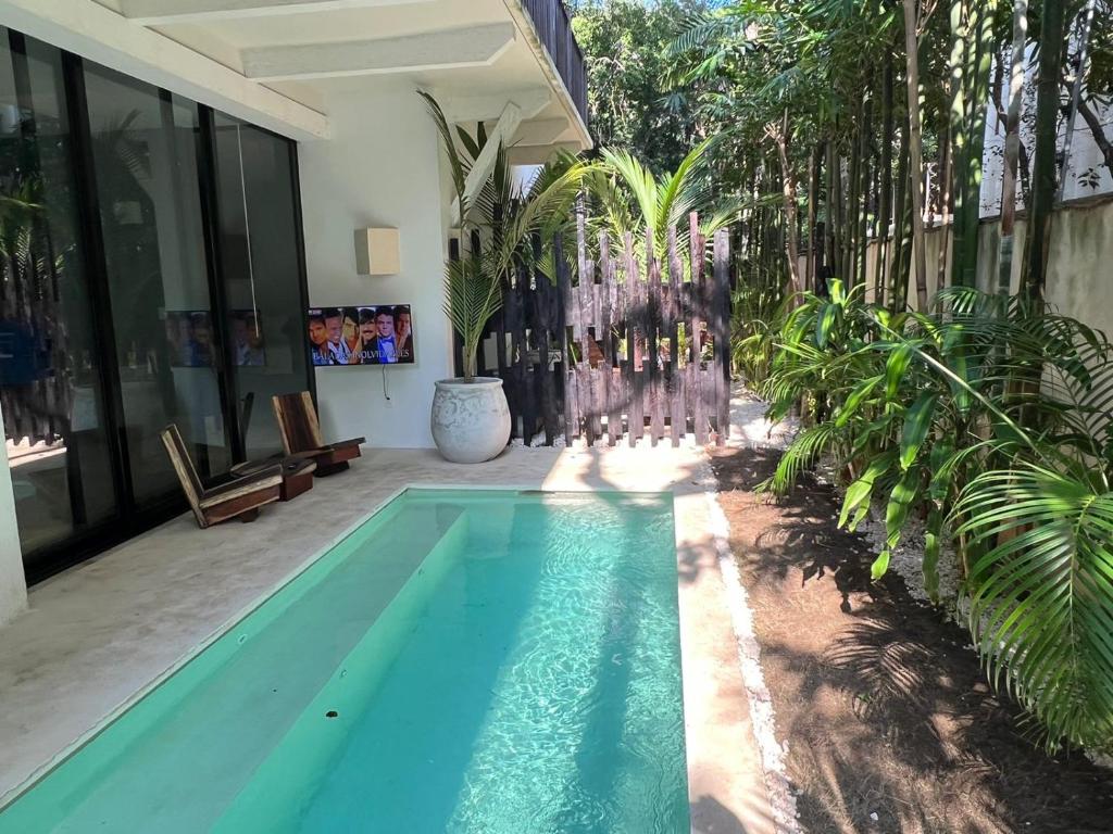 ein Pool vor einem Haus in der Unterkunft Kin Tulum - Puerta Azul Luxury in Tulum