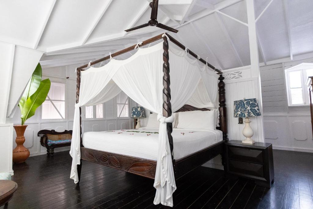 una camera con letto a baldacchino di Fond Doux Eco Resort a Soufriere