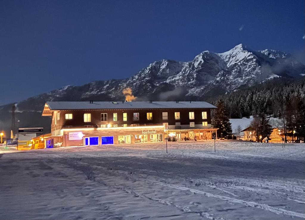 Nespecifikovaný výhled na hory nebo výhled na hory při pohledu z hotelu