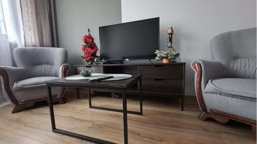 Televízia a/alebo spoločenská miestnosť v ubytovaní Spokojny Wypoczynek 4
