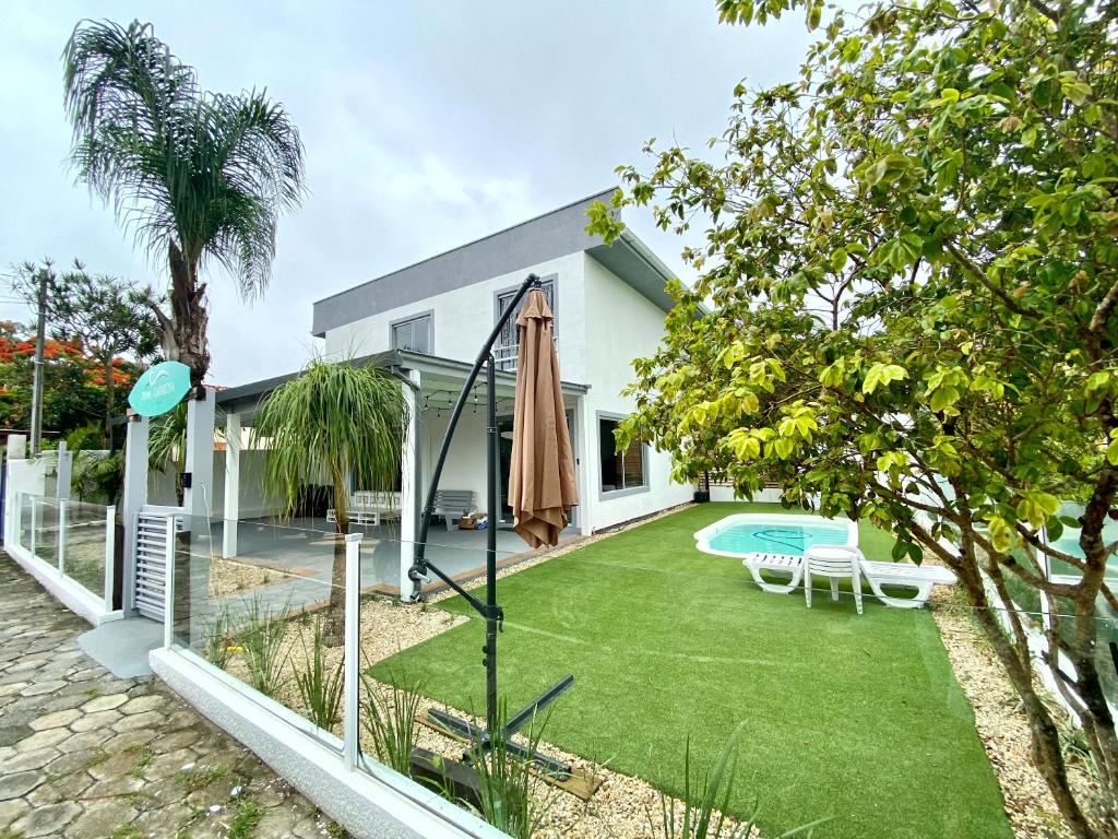 a house with a yard with a swimming pool at Dona Catarina Hotel in Florianópolis