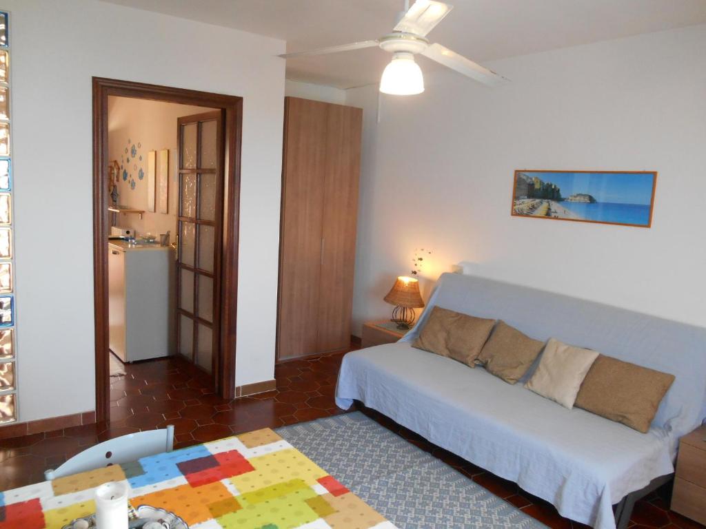 ein Wohnzimmer mit einem Bett und einem Tisch in der Unterkunft BlueMind in Tropea